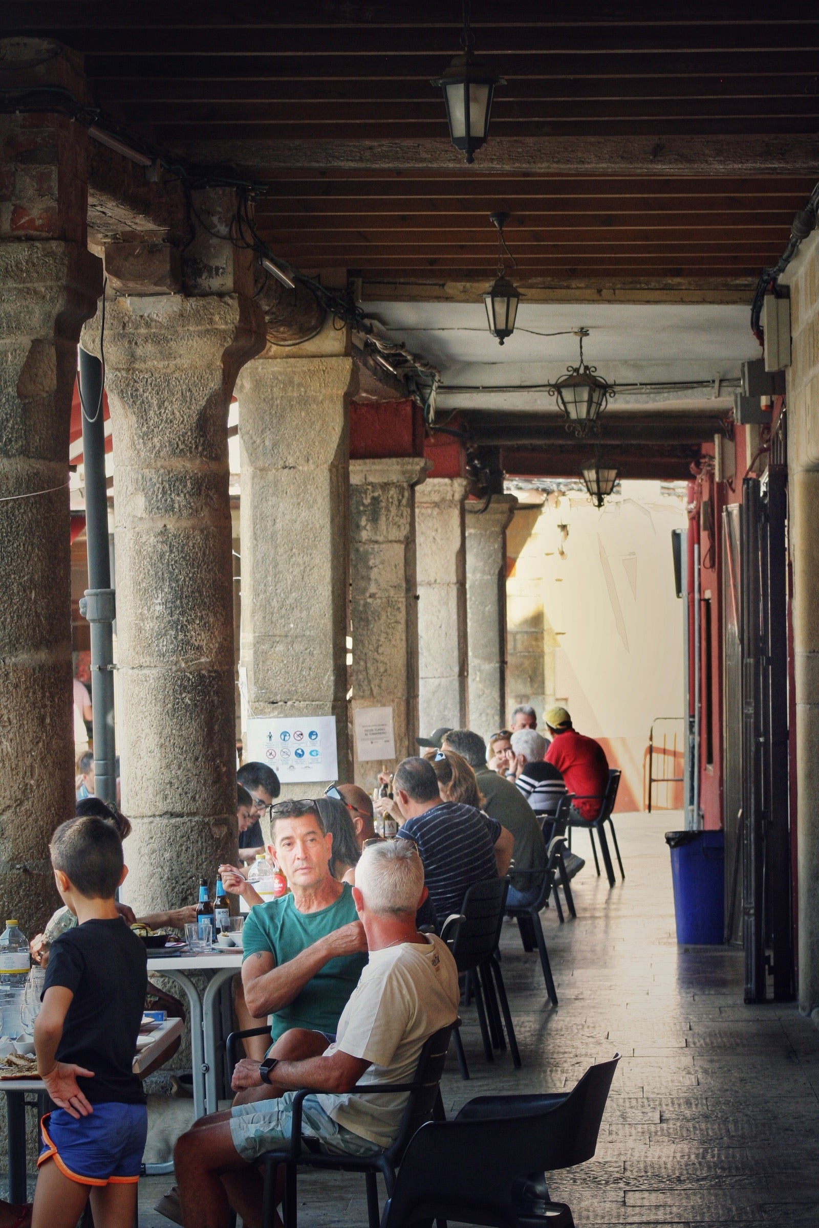 Gente bajo los soportales de Sant Mateu